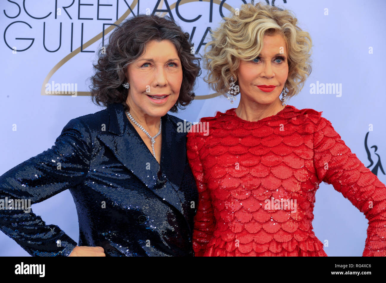 Los Angeles, USA. 27 Jan, 2019. Schauspielerinnen Lily Tomlin (L) und Jane Fonda kommen für die 25. jährliche Screen Actors Guild Awards im Shrine Auditorium in Los Angeles, in den Usa am 31.01.27., 2019. Credit: Li Ying/Xinhua/Alamy leben Nachrichten Stockfoto