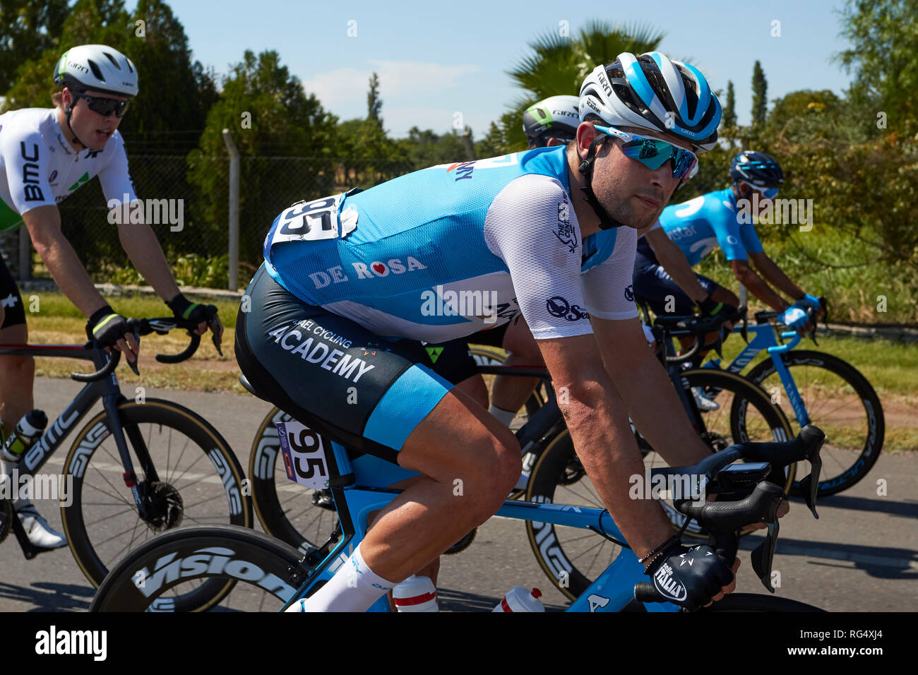 San Juan, Argentinien. 27 Jan, 2019. MENDOZA, Argentinien - 27. Januar: Riccardo Minali des Israel Radfahren Akademie, während theStage 1, 159,1 km Difunta Correa in der 37 Vuelta a San Juan 2019 Am 27. Januar 2019 in San Juan, Argentinien. Credit: Alexis Lloret/Alamy leben Nachrichten Stockfoto