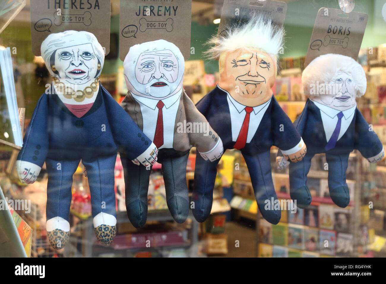 Humorvoll Puppen von Politikern zum Verkauf an der London Shop gesehen - Theresa May (der britische Premierminister), Jeremy Corbyn (Führer der britischen Labour Party) Donald Trump (US-Präsident) und Boris Johnson (ehemalige britische Außenminister und Pro Brexiteer) Stockfoto