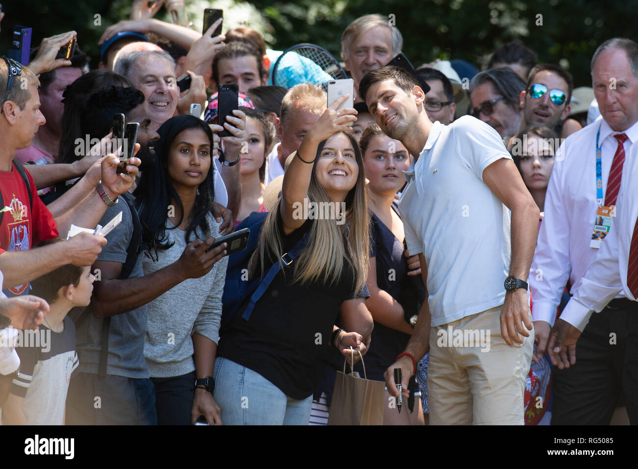 Melbourne, Royal Botanical Gardens in Melbourne. 28 Jan, 2019. 2019 Australian Open Champion, Novak Djokovic aus Serbien, stellt für selfies mit seinen Fans an der Königlichen Botanischen Gärten in Melbourne, Australien, Jan. 28, 2019. Credit: Bai Xue/Xinhua/Alamy leben Nachrichten Stockfoto