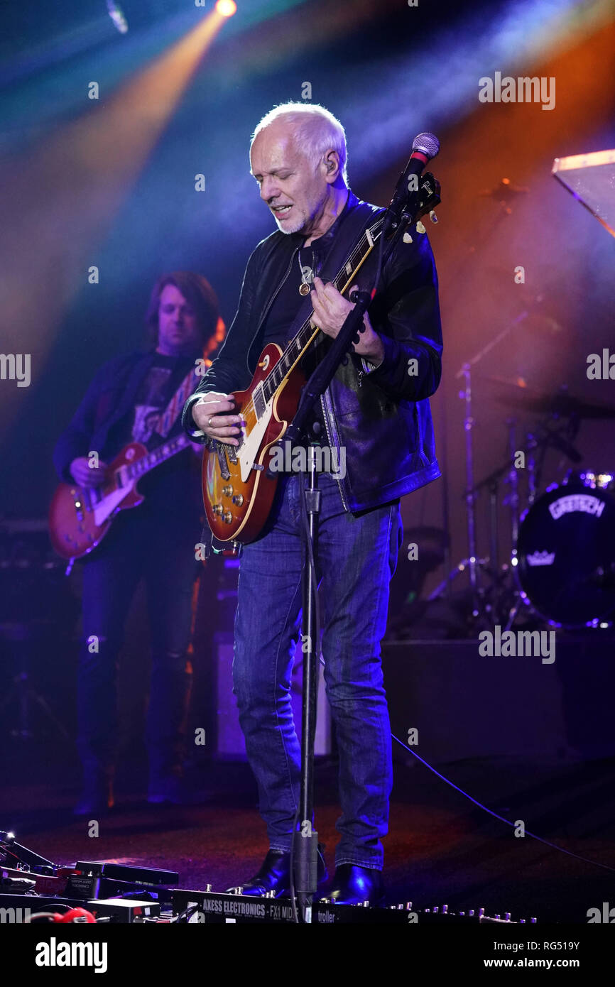 Anaheim, CA, USA. 26 Jan, 2019. Musiker - Peter Frampton, auf der Bühne am TEC Award Show 2019, wo er mit der Les Paul Lifetime Achievement Award, der NAMM Show 2019, Anaheim Convention Center und Hilton Hotel, Anaheim, Kalifornien, USA, 26. Januar 2019 vorgestellt wurde. NAMM. Die Nationale Vereinigung der Musik Merchats, zieht Anbieter, Musikern, Händlern und Musik Industrie unternehmen und Persönlichkeit, zieht fast 90.000 im Jahr. Bild Credt cr Scott Mitchell/ZUMA Drücken Sie Credit: Scott Mitchell/ZUMA Draht/Alamy leben Nachrichten Stockfoto