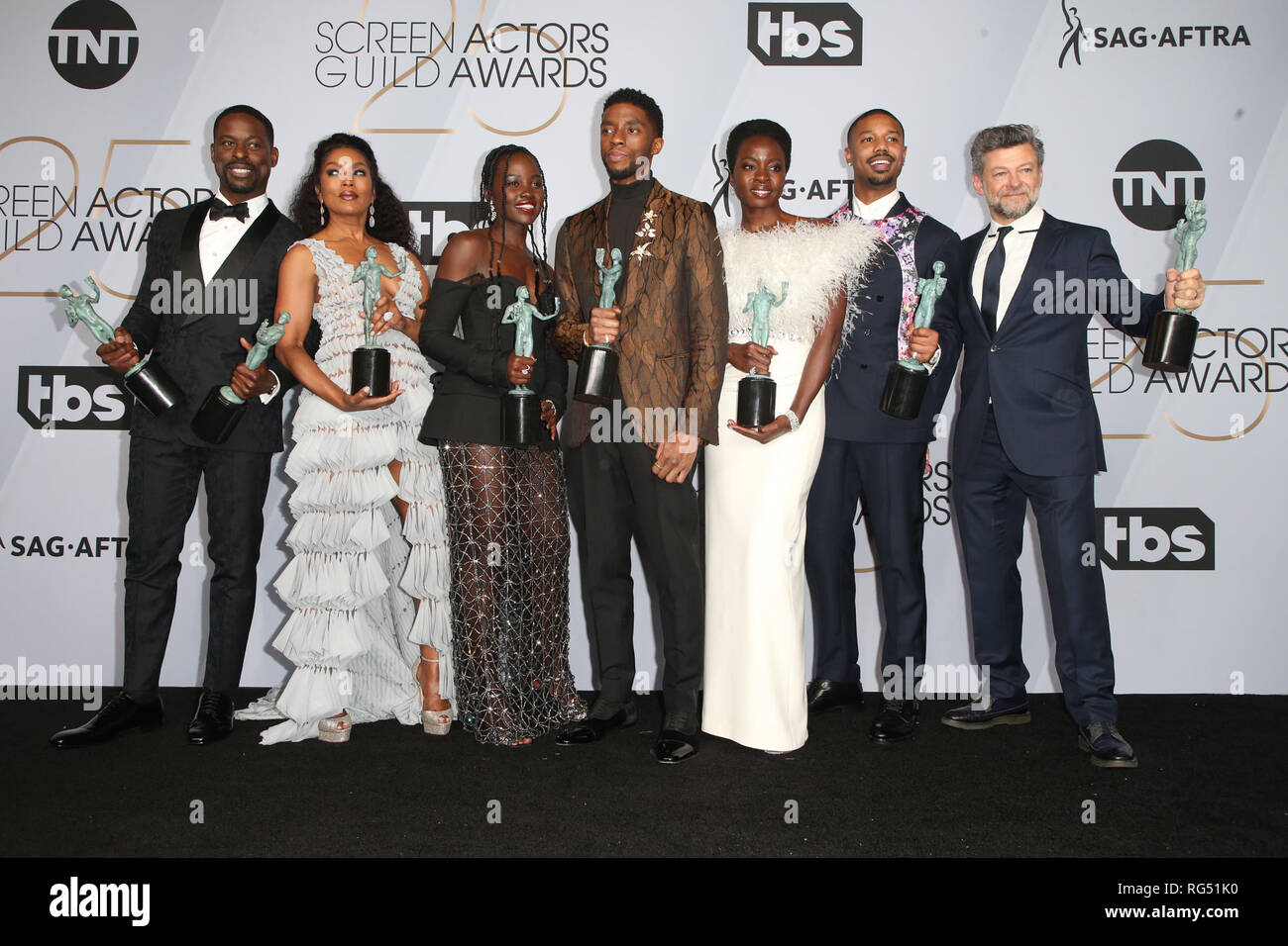 Los Angeles, Ca, USA. 27 Jan, 2019. Sterling, Brown, Angela Bassett, Lupita Nyong'o, Chadwick Boseman, Danai Gurira, Michael B. Jordan und Andy Serkis Am 25. jährlichen Screen Actors Guild Awards - Drücken Sie die Zimmer im Shrine Auditorium in Los Angeles, Kalifornien am 27. Januar, 2019. Credit: Faye Sadou/Medien Punch/Alamy leben Nachrichten Stockfoto