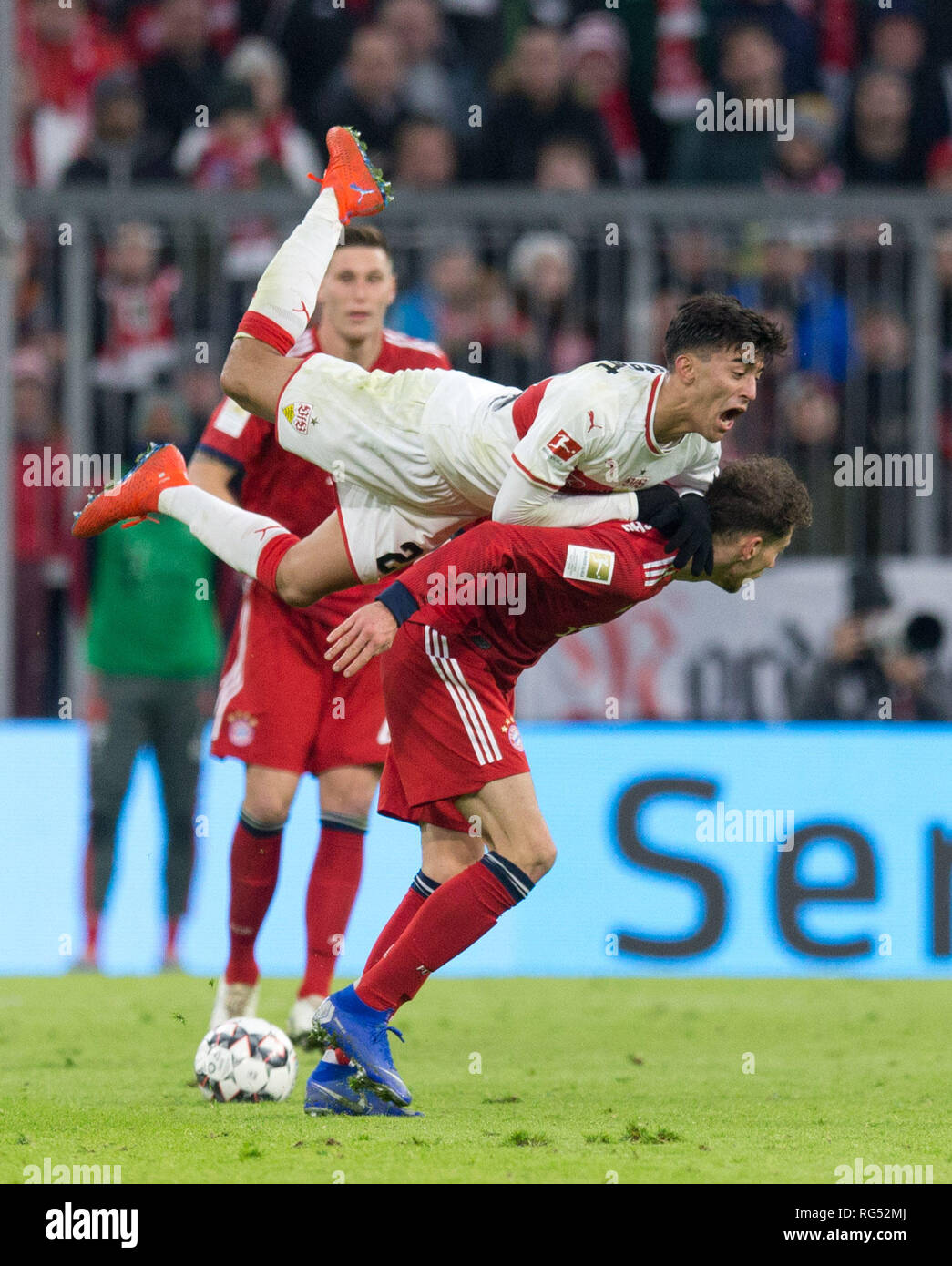 München, Deutschland. 27 Jan, 2019. Nicolas Gonzalez (VfB Stuttgart) oben, hier mit Leon Goretzka (FCB) GES/Fußball/1. Bundesliga: Bayern München - VfB Stuttgart, 27.01.2019 Fußball: 1.Liga: FC Bayern München gegen VfB Stuttgart, München, 27. Januar 2019 | Verwendung der weltweiten Kredit: dpa/Alamy leben Nachrichten Stockfoto