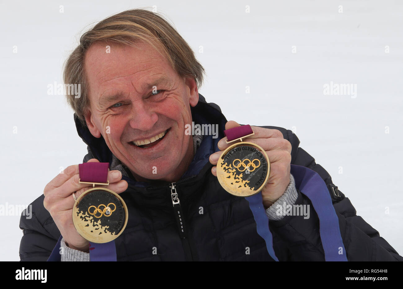 24. Januar 2019, Deutschland (Deutsch), Schliersee: Der ehemalige Skirennläufer Markus Wasmeier zeigt auf seiner Farm Museum in Schliersee, Oberbayern, der zwei Goldmedaillen, die er an der 1994 Olympischen Winterspiele in Lillehammer (Norwegen) gewonnen in Super-G und Riesenslalom. Foto: Stephan Jansen/dpa Stockfoto