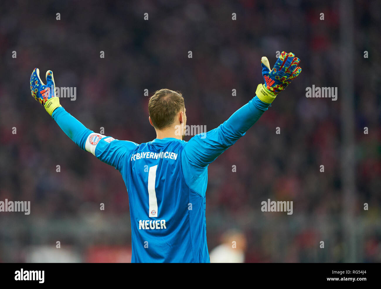 Manuel Neuer, FCB 1 Gestikulieren, geben Anweisungen, Aktion, Bild, Geste, hand Bewegung, zeigen, interpretieren, Mimik, FC BAYERN MÜNCHEN - VFB Stuttgart 4-1 - DFL-Bestimmungen verbieten die Verwendung von Fotografien als BILDSEQUENZEN und/oder quasi-VIDEO - 1. Deutsche Fussball Liga, München, 27. Januar 2019 Stockfoto