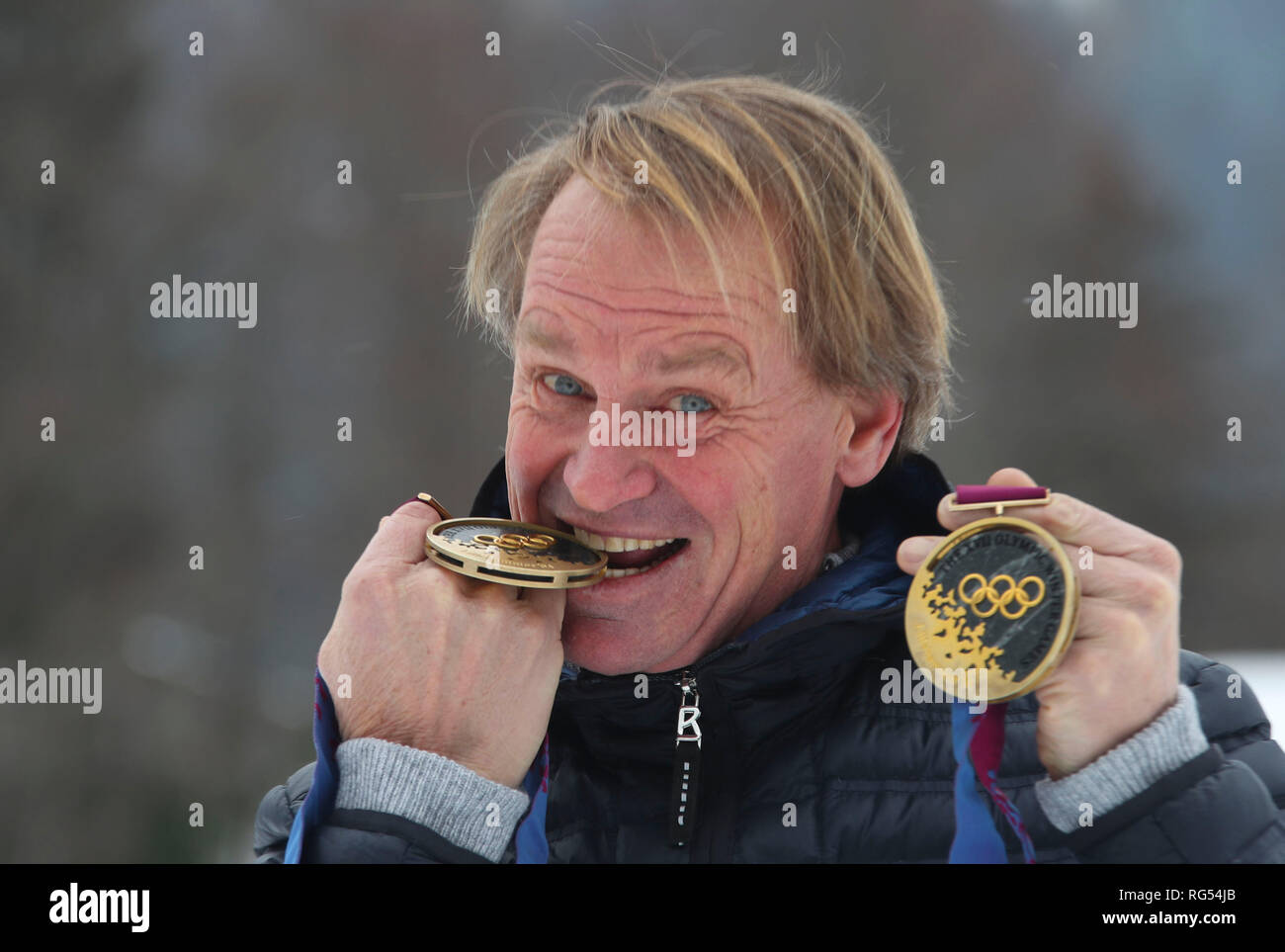 24. Januar 2019, Deutschland (Deutsch), Schliersee: Der ehemalige Skirennläufer Markus Wasmeier zeigt auf seiner Farm Museum in Schliersee, Oberbayern, der zwei Goldmedaillen, die er an der 1994 Olympischen Winterspiele in Lillehammer (Norwegen) gewonnen in Super-G und Riesenslalom. Foto: Stephan Jansen/dpa Stockfoto