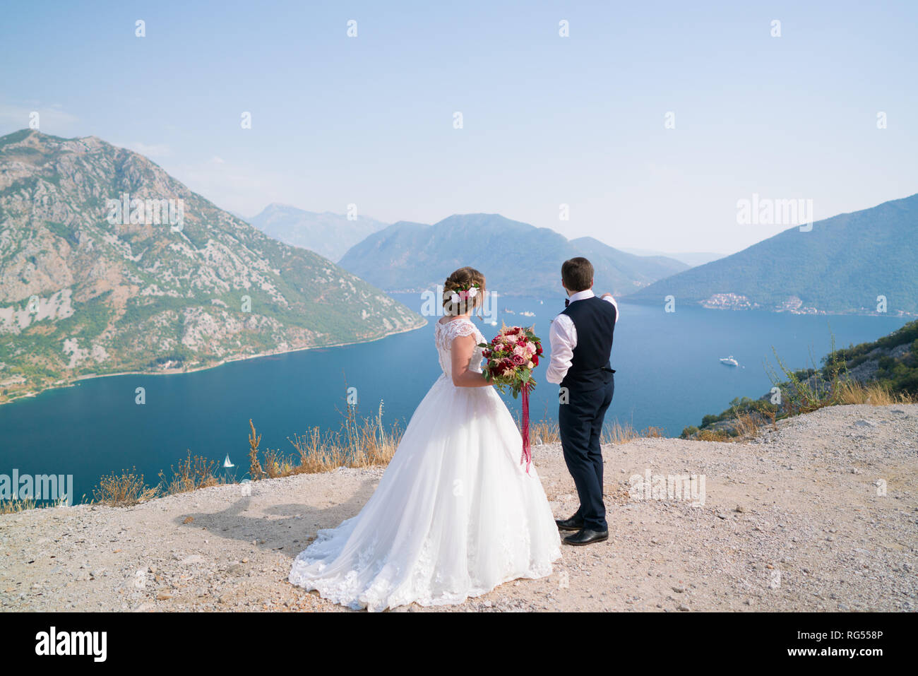 Brautpaar stand auf der Empore und Blick auf das Meer Stockfoto