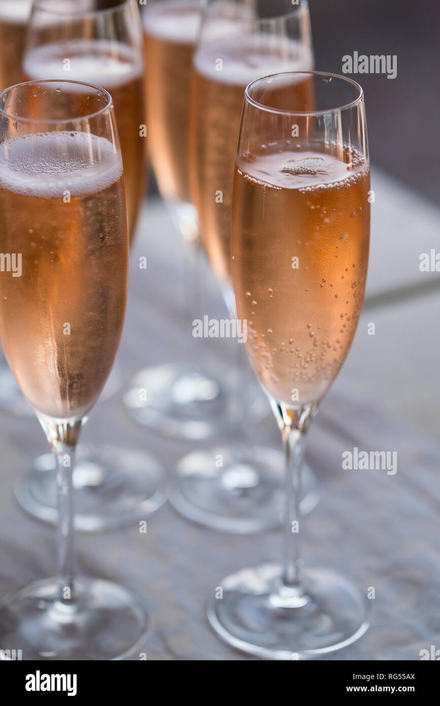 Mehrere Gläser gekühlten Champagner Rosé, im Freien Stockfoto