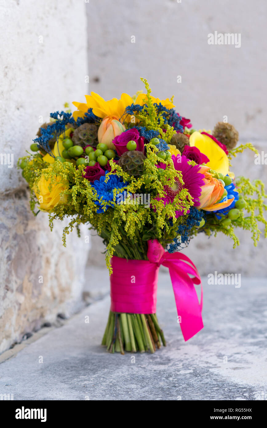 Eine mehrfarbige Wedding Bouquet von frischen Blumen steht auf einem Stein Hintergrund Stockfoto