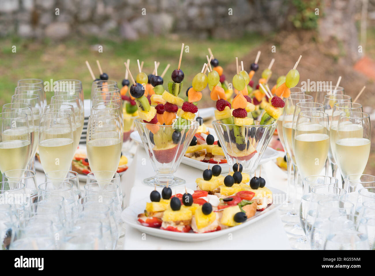 Champagner Gläser und verschiedene Snacks für den Verbrauch nach der Trauung Stockfoto