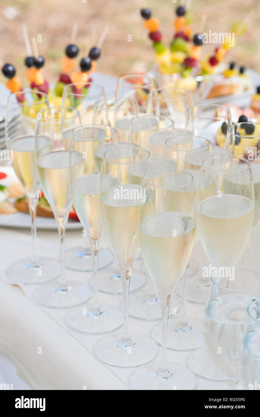 Champagner Gläser und verschiedene Snacks für den Verbrauch nach der Trauung Stockfoto