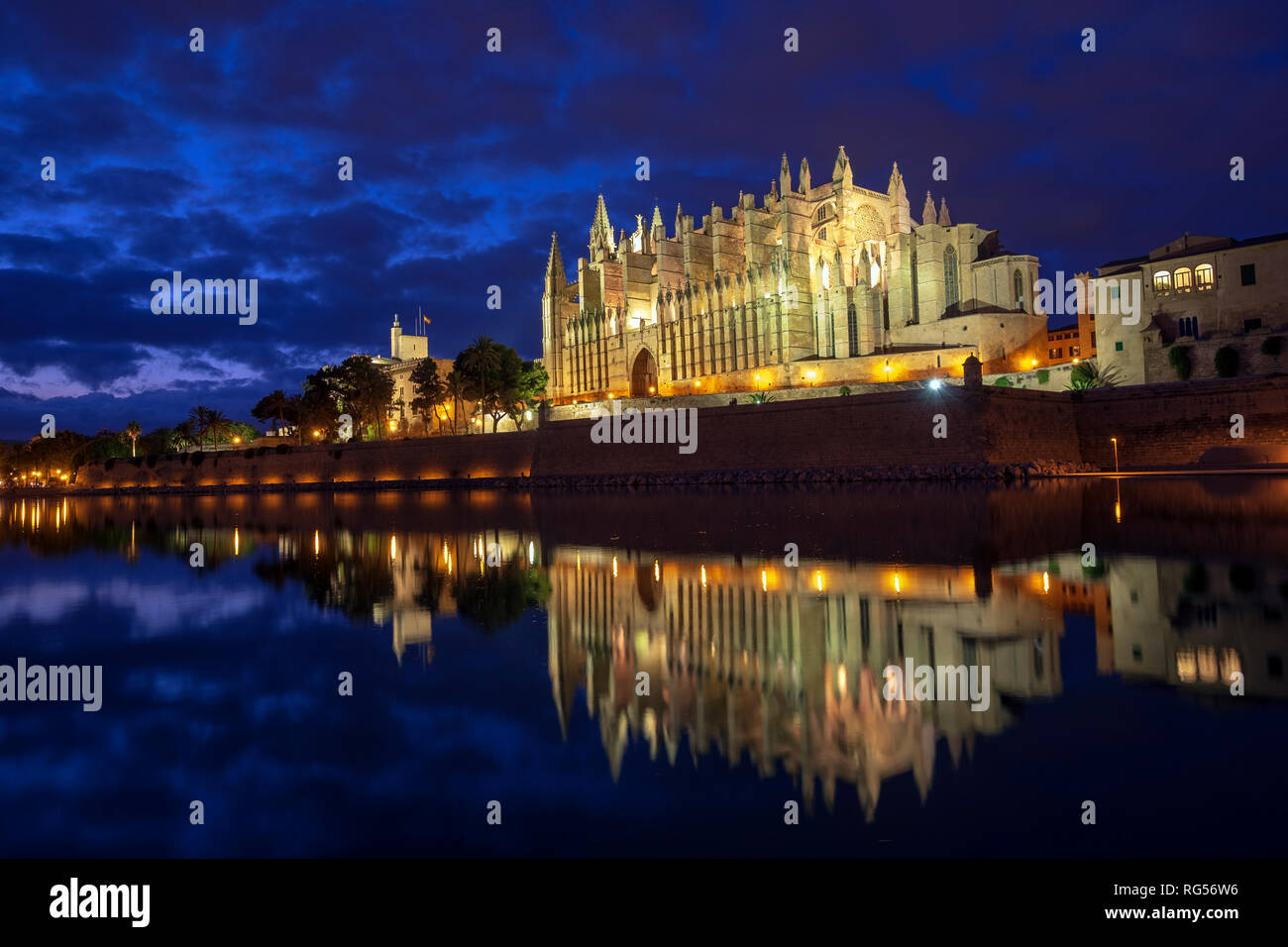 Spanien, Balearen, Mallorca, Palma, Kathedrale bei Nacht Stockfoto