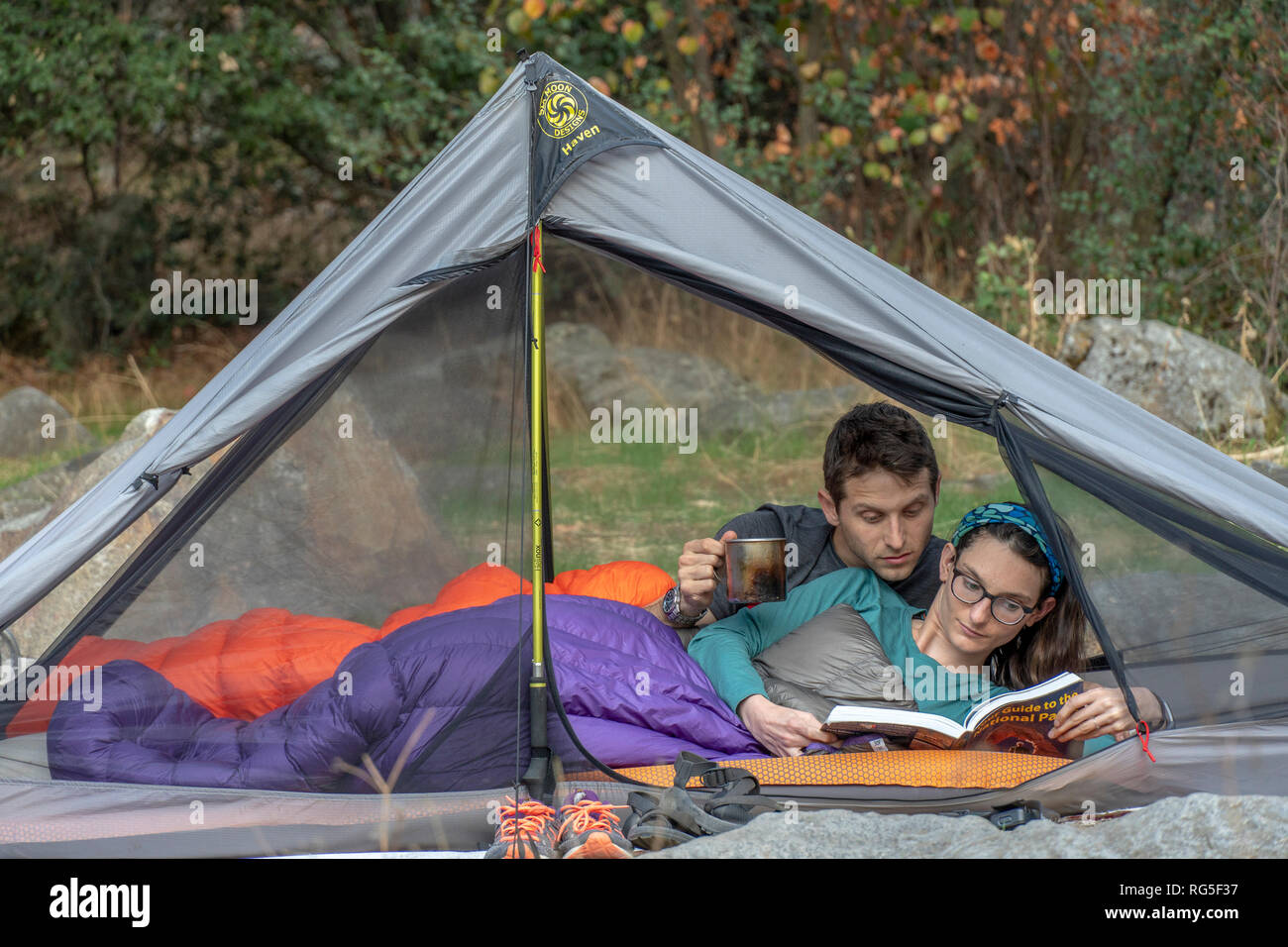 Entspannen im Zelt mit daunenschlafsäcke Stockfoto