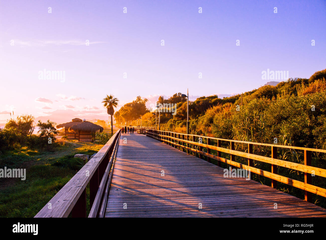 Promenade "Senda Litoral". Strand und Promenade von Marbella. Bild aufgenommen - 27. Januar 2019. Stockfoto
