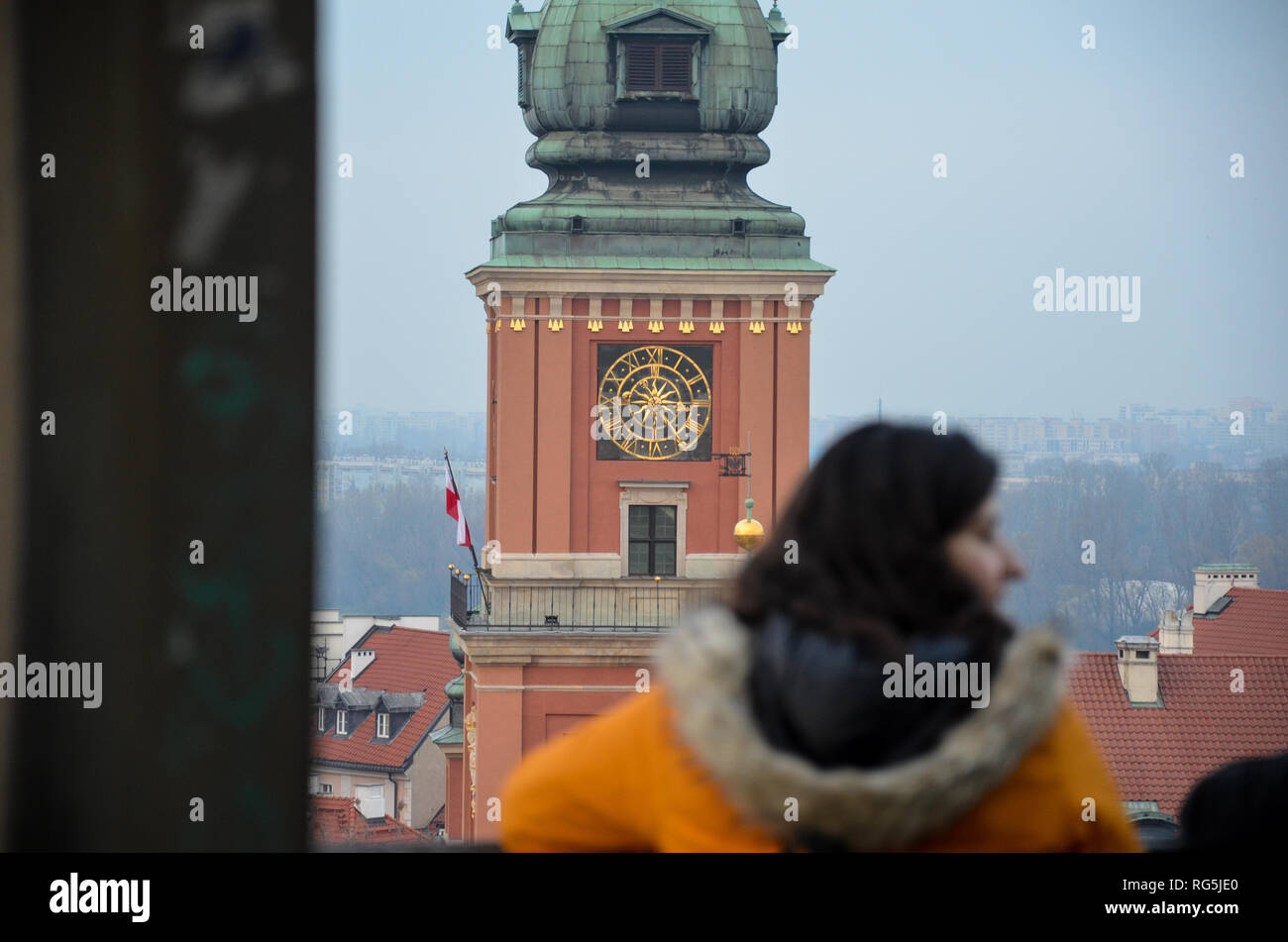 Uhr der königlichen Burg auf dem Schlossplatz gesehen von der Aussichtsterrasse der St. Anna Kirche, Altstadt, Warschau, Polen, November 2018 Stockfoto