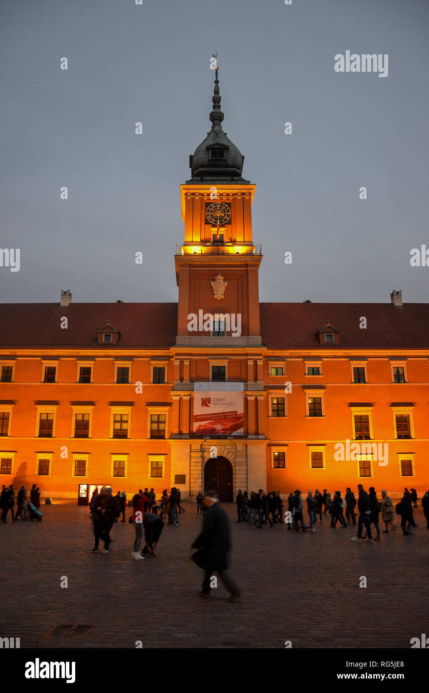 Das königliche Schloss am Schlossplatz in den späten Abend, Altstadt, Warschau, Polen, November 2018 Stockfoto