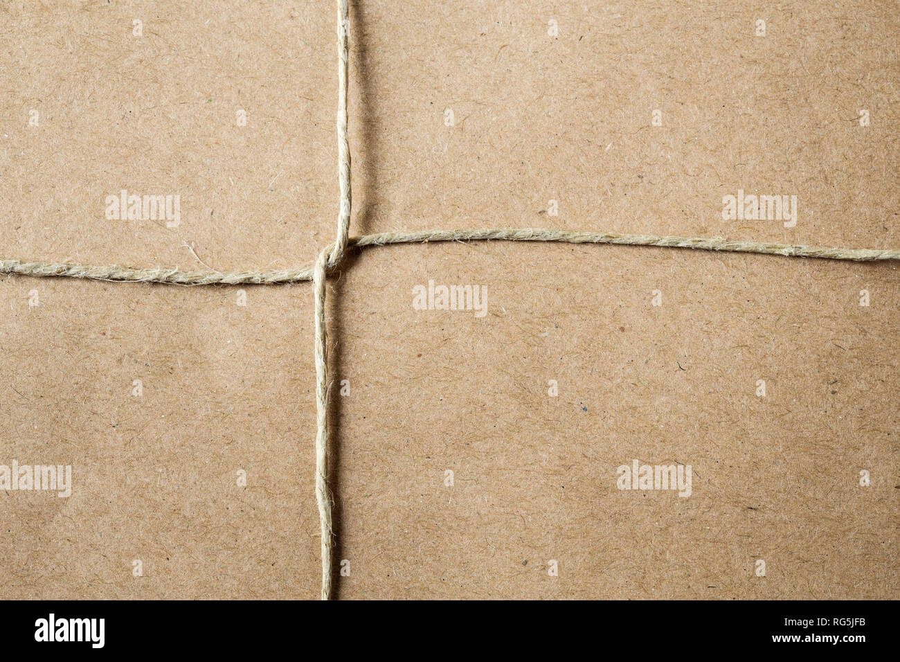 Gebunden string auf briwn Papier Stockfoto