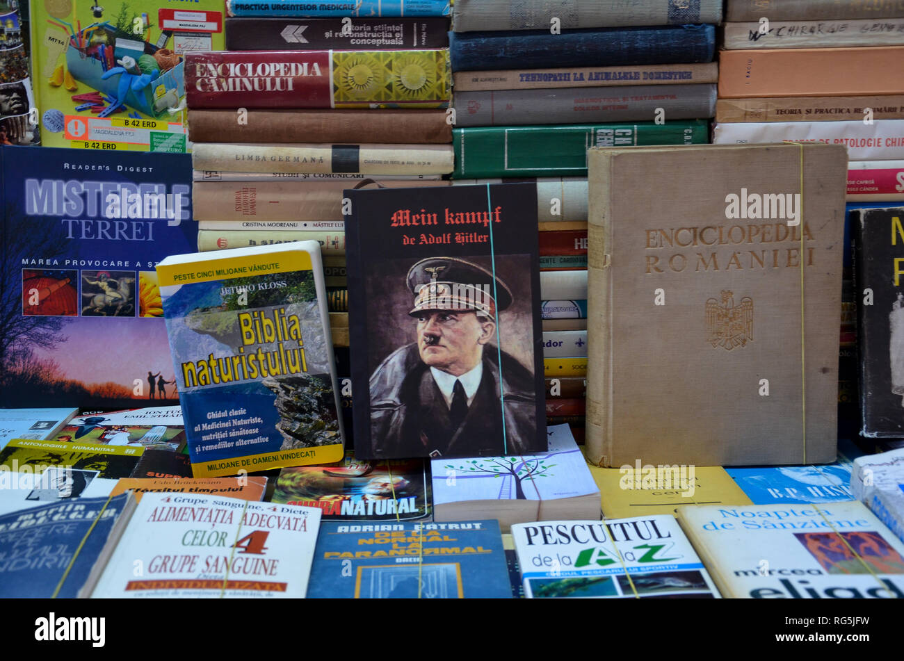Mein Kampf von Adolf Hitler zum Verkauf an ein Buch im Zentrum von Bukarest, Rumänien, November 2018 Abschaltdruck Stockfoto