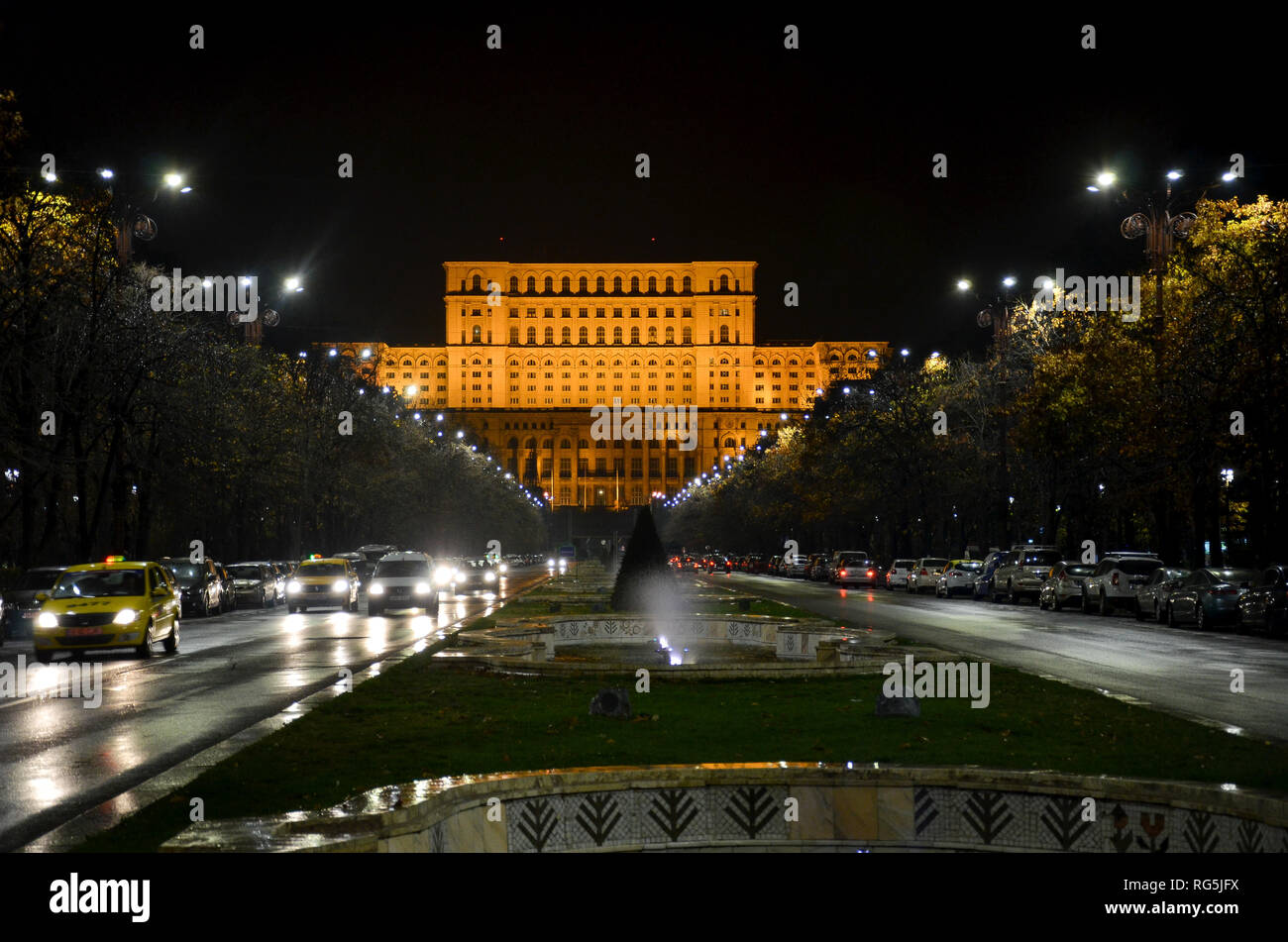 Union Boulevard und der Palast des Parlaments, der größten Verwaltungsgebäude der Welt, fertig gestellt 1997, Bukarest, Rumänien, November 2018 Stockfoto