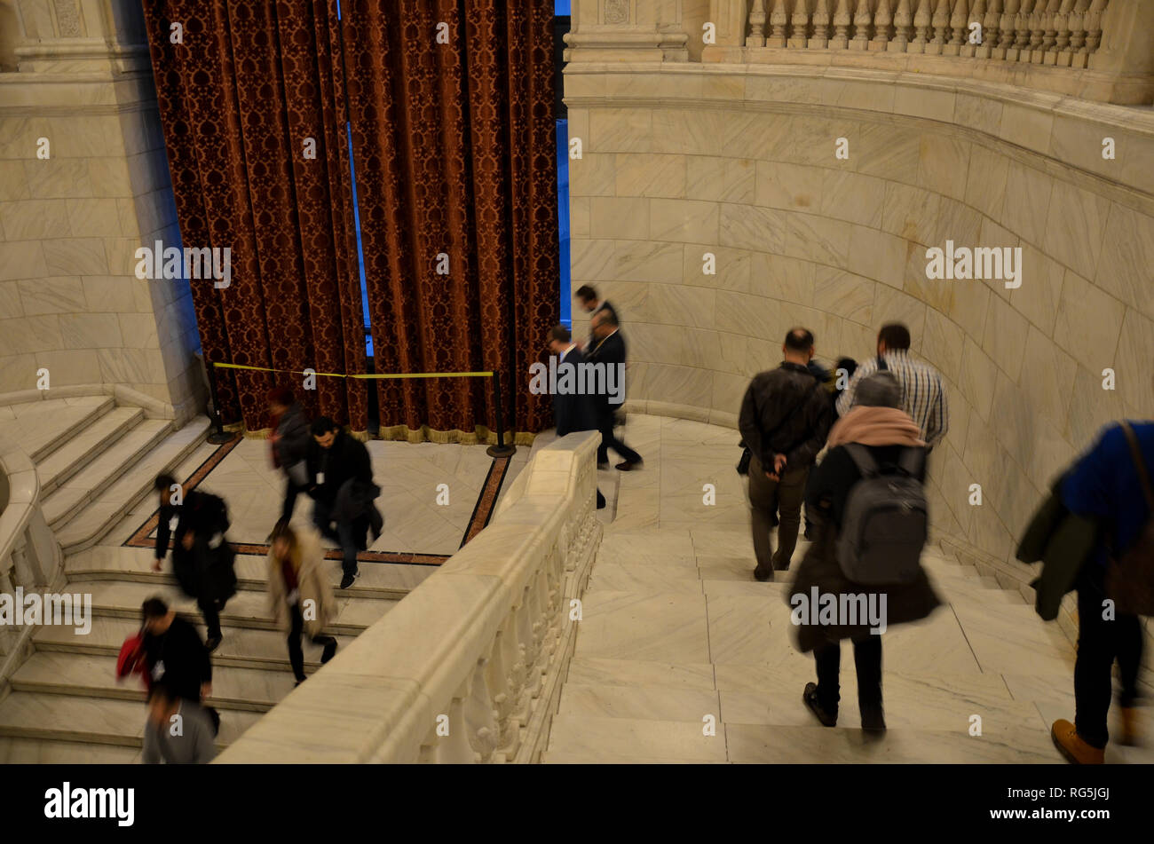 Besucher auf einem Rundgang durch den Palast des Parlaments, der größten Verwaltungsgebäude der Welt, fertig gestellt 1997, Bukarest, Rumänien, November 2018 Stockfoto