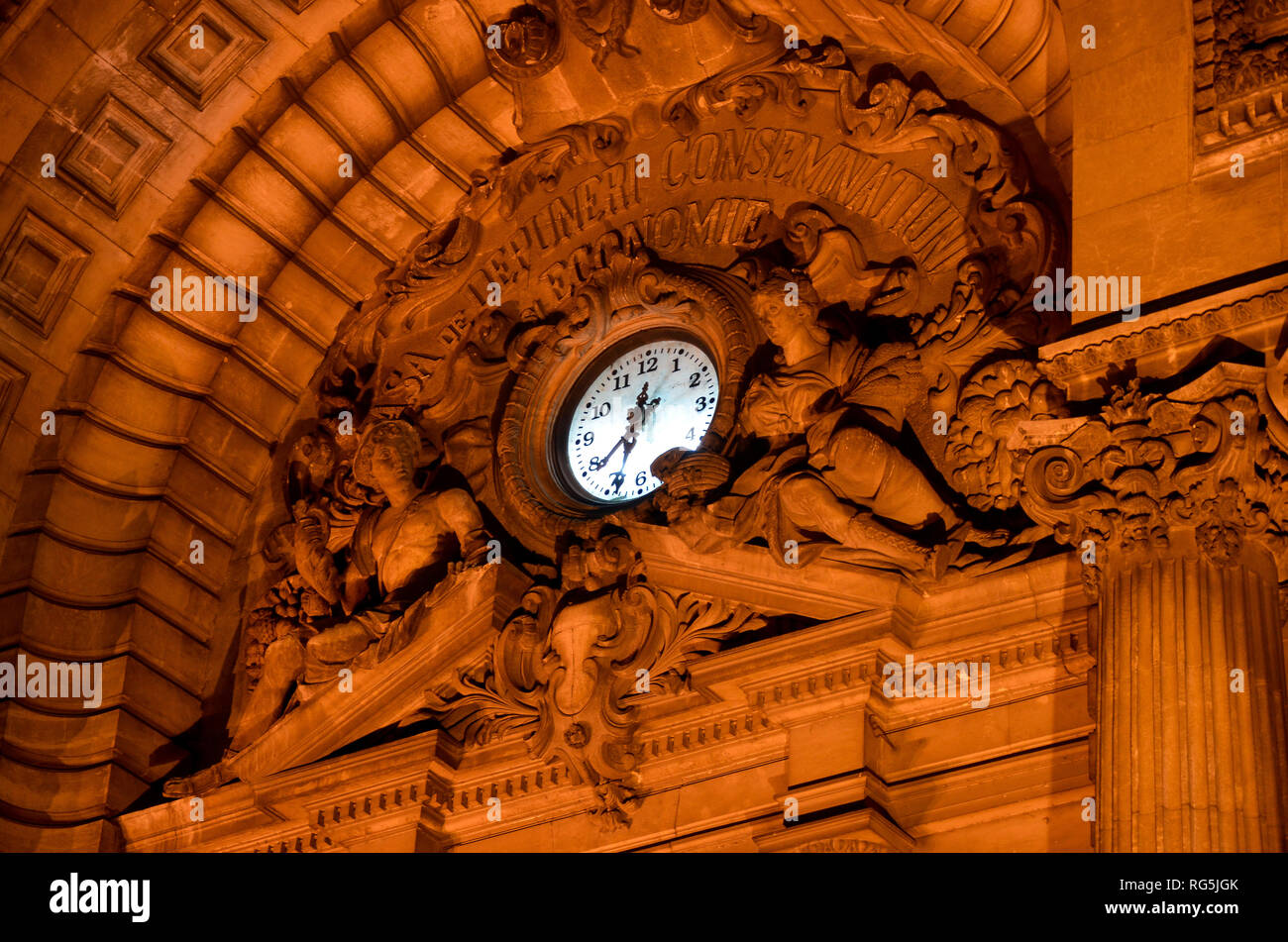 Die Uhr der CEC-Palast (PALATUL CEC), Sitz der CEC-Bank, auf Sieg Avenue im Zentrum von Bukarest, Rumänien, November 2018 Stockfoto