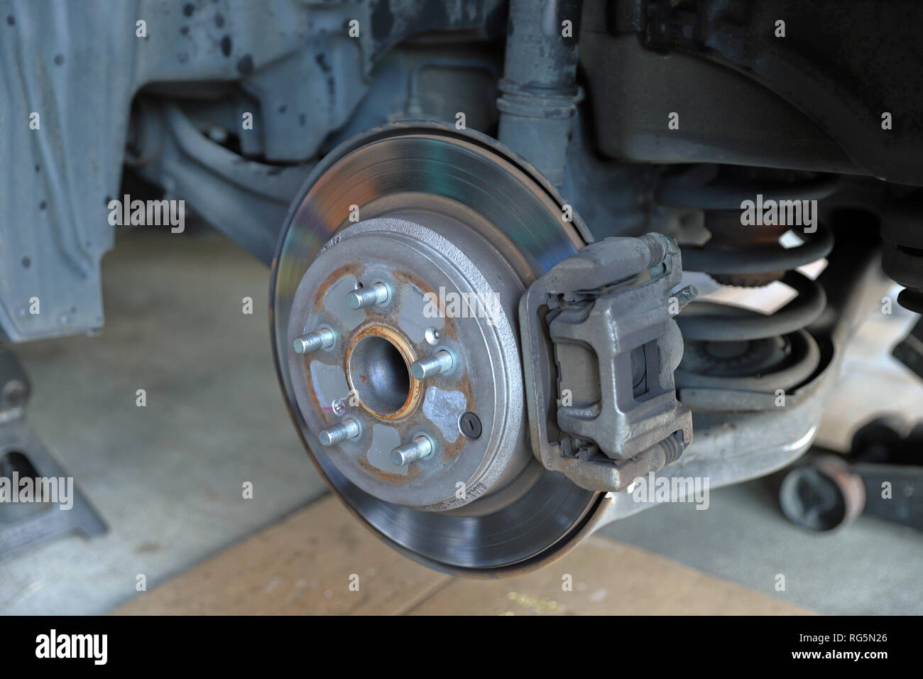 Fahrzeug mit Scheibenbremsen, Rotor, Bremssattel, und Pads Stockfoto