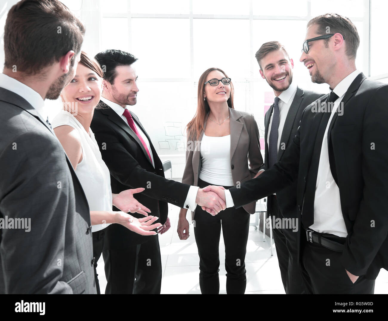 Business Handshake in einem modernen Büro Stockfoto