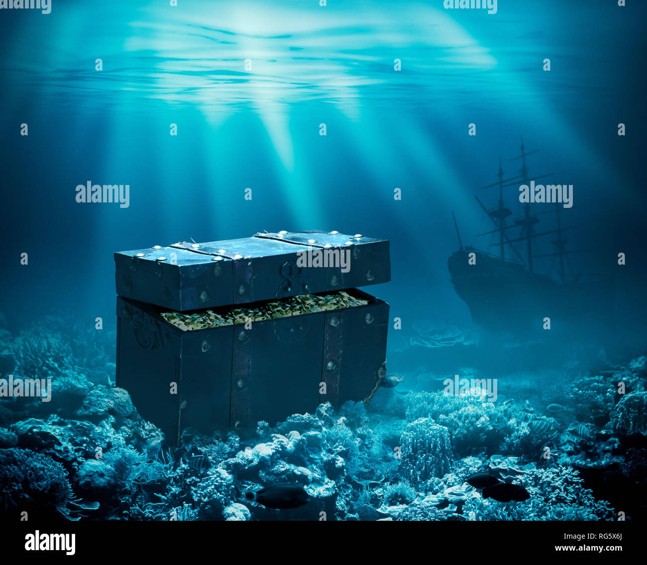 Schätze auf dem Meeresgrund. Versunkene Truhe mit Gold und Schiff unter Wasser 3-D-Darstellung Stockfoto