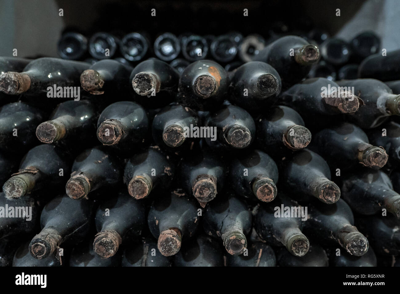 Dieser Wein Flaschen in Staub und Schimmel bedeckt sind über 20 Jahre alt Stockfoto