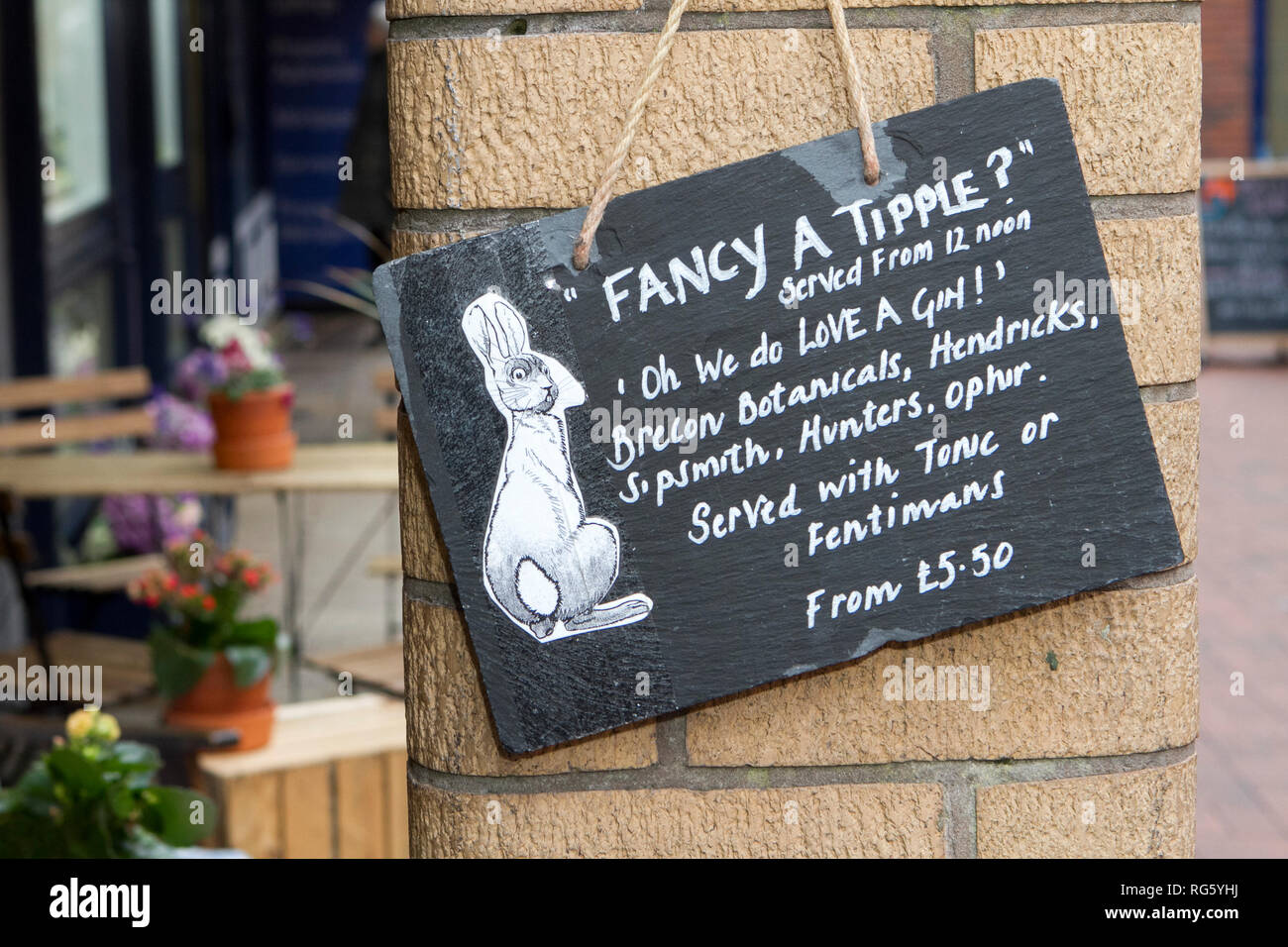 "Lust auf einen Schlummertrunk' Schild außerhalb der Innenstadt bar Stockfoto