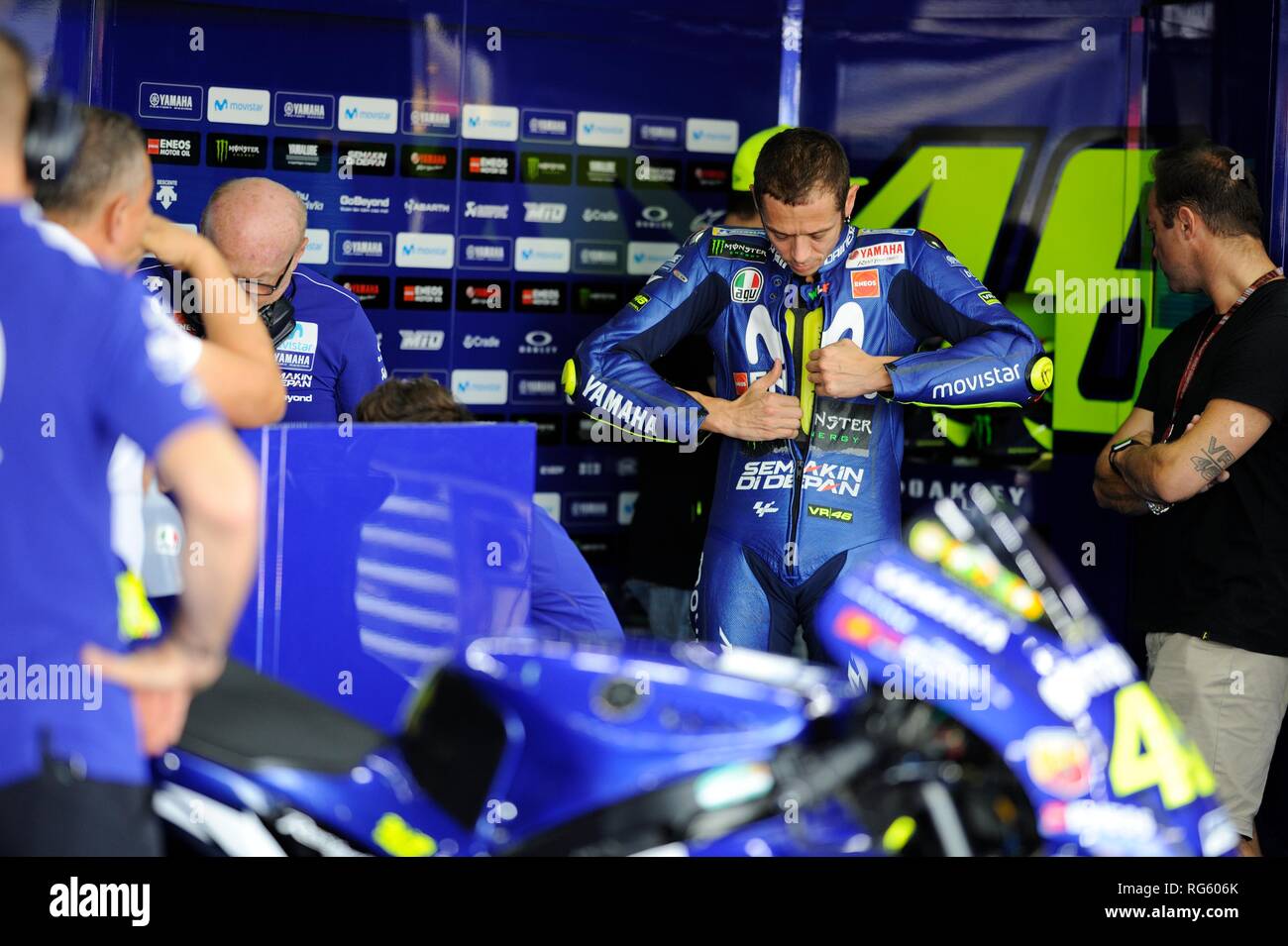 Aragon, Spanien. 21. September 2018. Valentino Rossi der Movistar Yamaha Motogp Team in der Garage während der freien Praxis 2 Credit: Pablo Guille Stockfoto