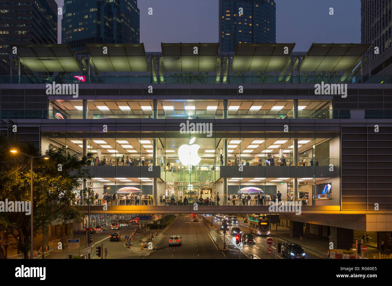 Apple Store Fassade Ansicht bei Nacht auf der IFC Mall, Finanzen St, Central, Hong Kong, China Stockfoto