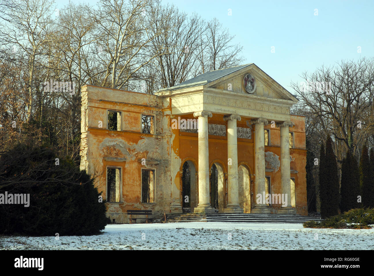 Ruinen des zerstörten Habsburg Palast im Arboretum in Alcsútdoboz, Ungarn. Az elpusztult Habsburg - palota romjai Alcsútdobozon. Stockfoto
