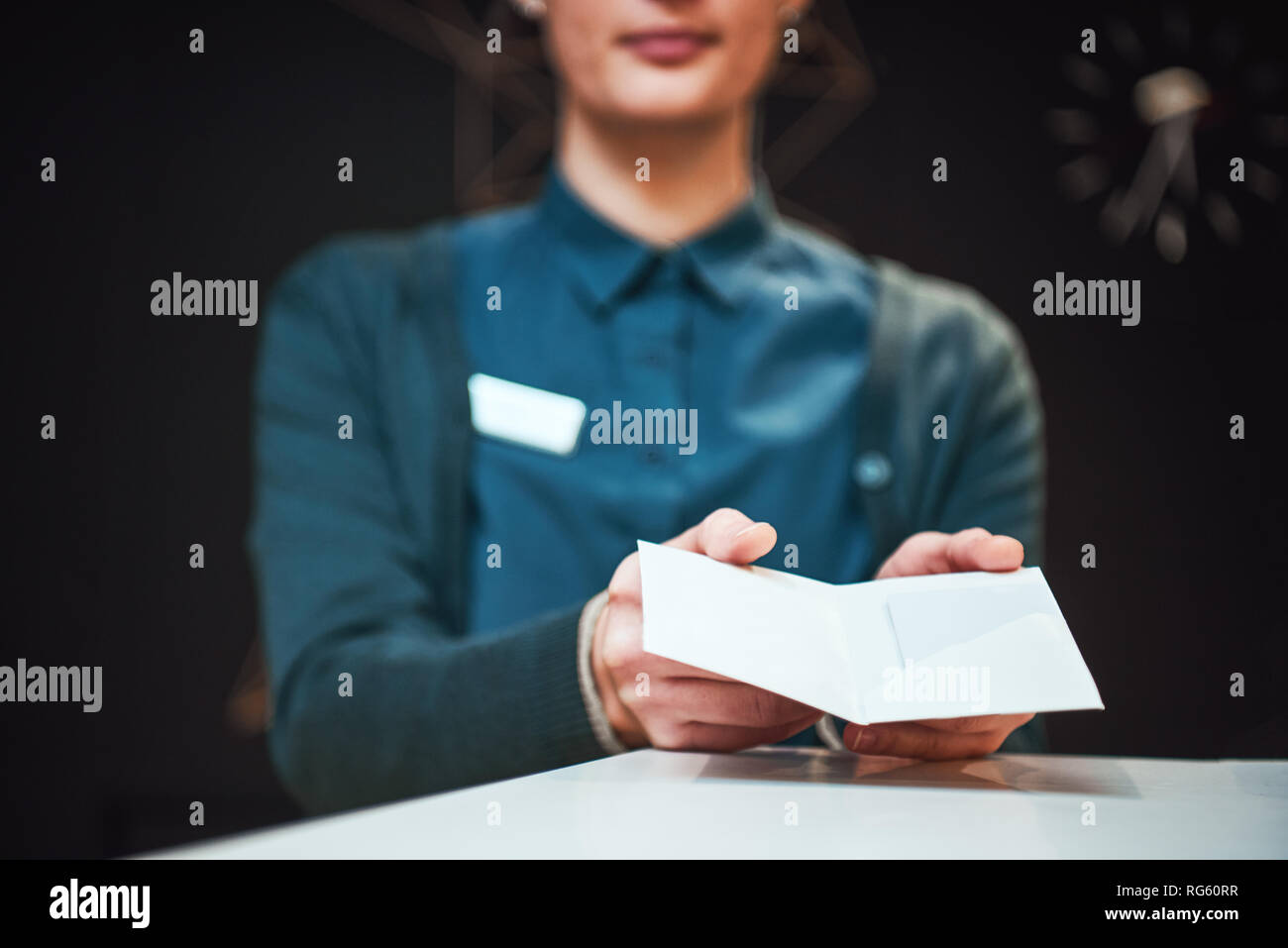 Bild von Empfangsdame, Key Card zu einem Client im Hotel Stockfoto