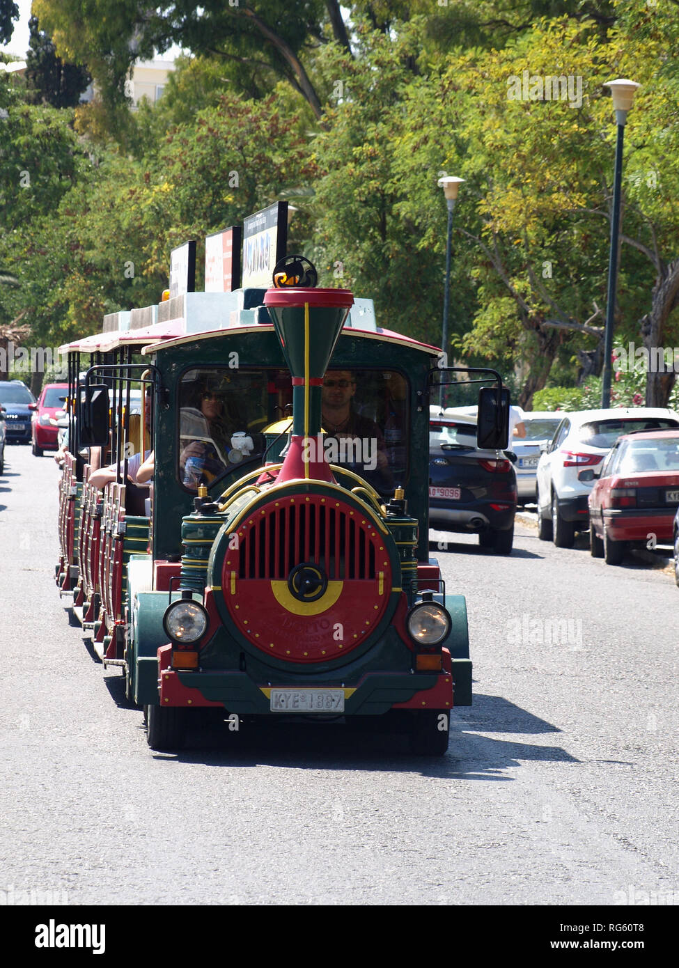 Straße Bahn fahren Touristen entlang Garitsa Bay, Korfu Stadt, Kerkyra, Griechenland Stockfoto