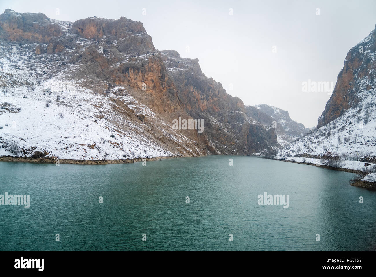 Panoramablick auf den malerischen idyllische Winterlandschaft und den See. Stockfoto