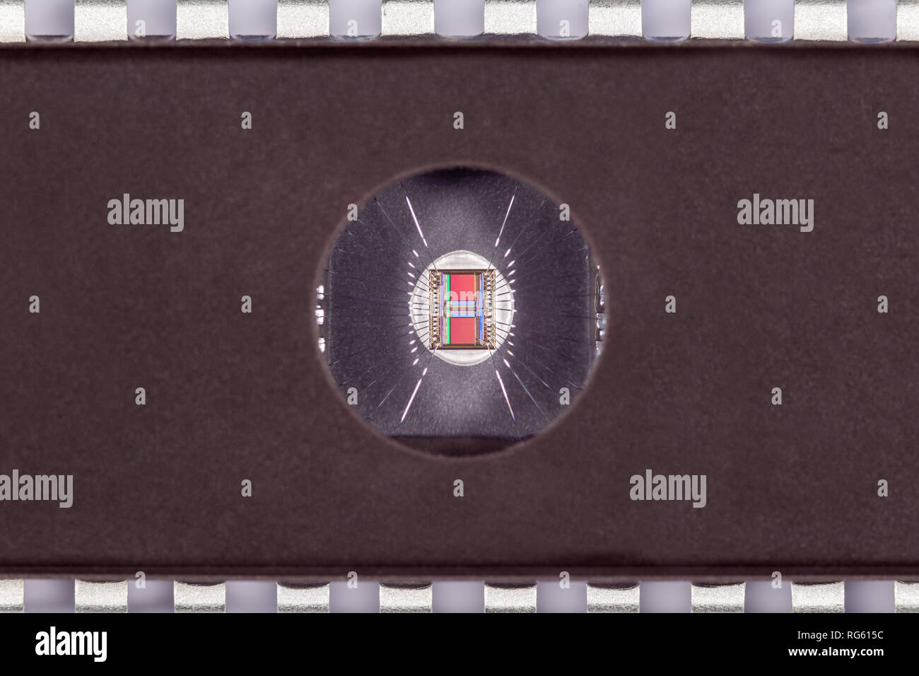 Fragment einer PROM chip mit UV-Löschung, close-up mit einem Kristall sichtbar durch das Fenster Stockfoto