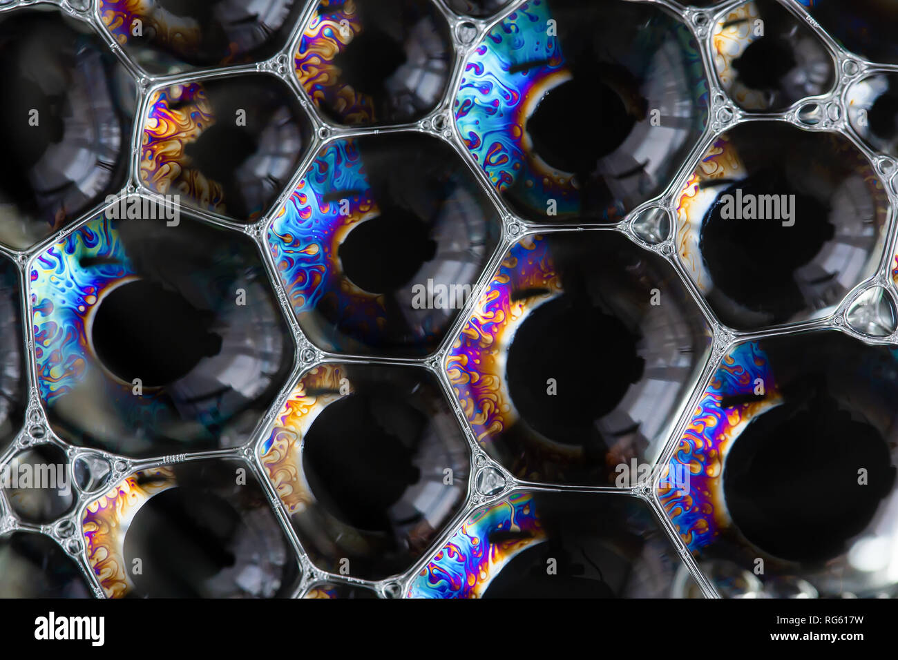 Farbe seifenblasen Closeup auf einem dunklen Hintergrund. Zusammenfassung Hintergrund Stockfoto