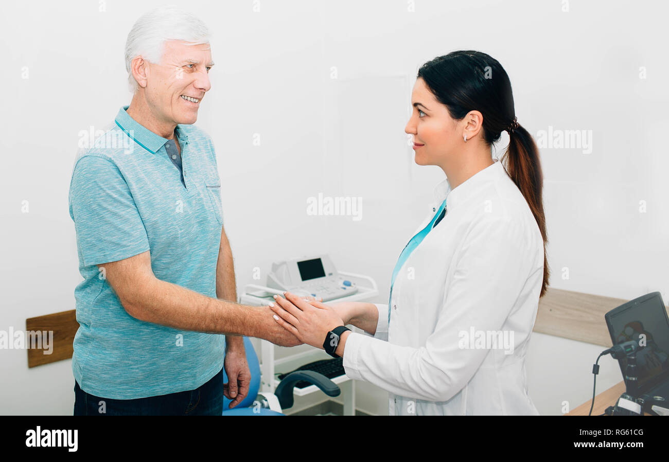 Handshake mit einem Alter von Patienten bei der Medizinischen Klinik Stockfoto