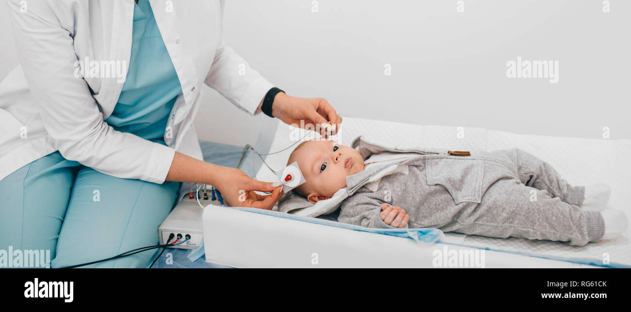 Hörfähigkeit Test Baby, Kortikalen auditorischen evozierten Potential Analyzer. hörscreening Stockfoto