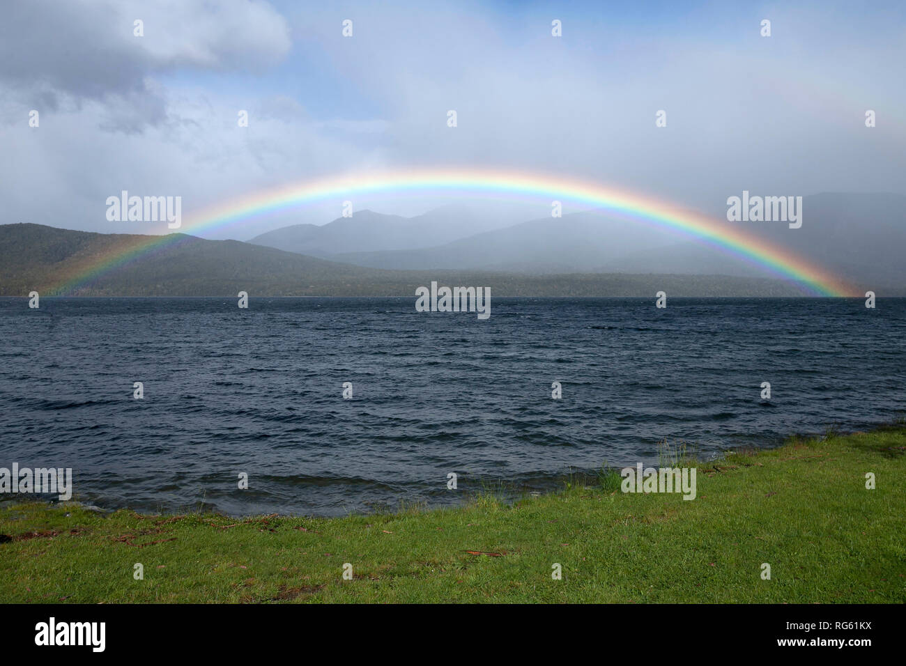 Regenbogen über See, Te Anau, Südinsel, Neuseeland Stockfoto