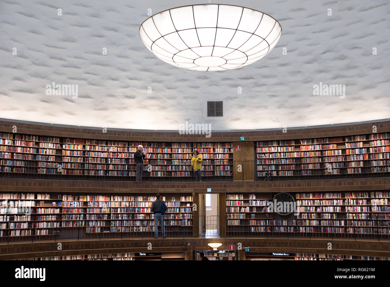3 Personen im Stockholmer Bibliothek (Stadsbiblioteket, Landesbibliothek), Schweden, Skandinavien Stockfoto