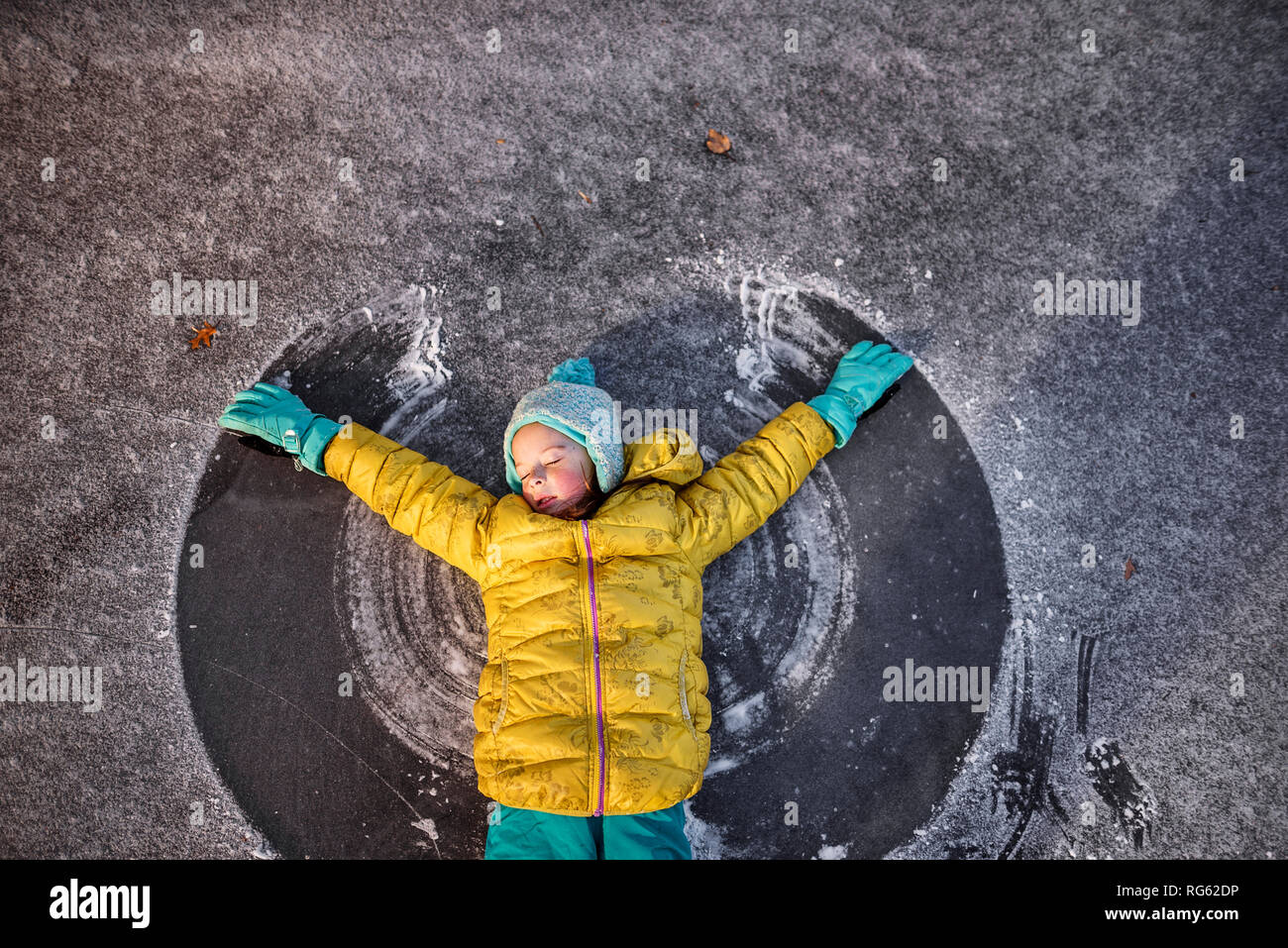 Auf ihren armen liegen Fotos und Bildmaterial in hoher Auflösung Alamy