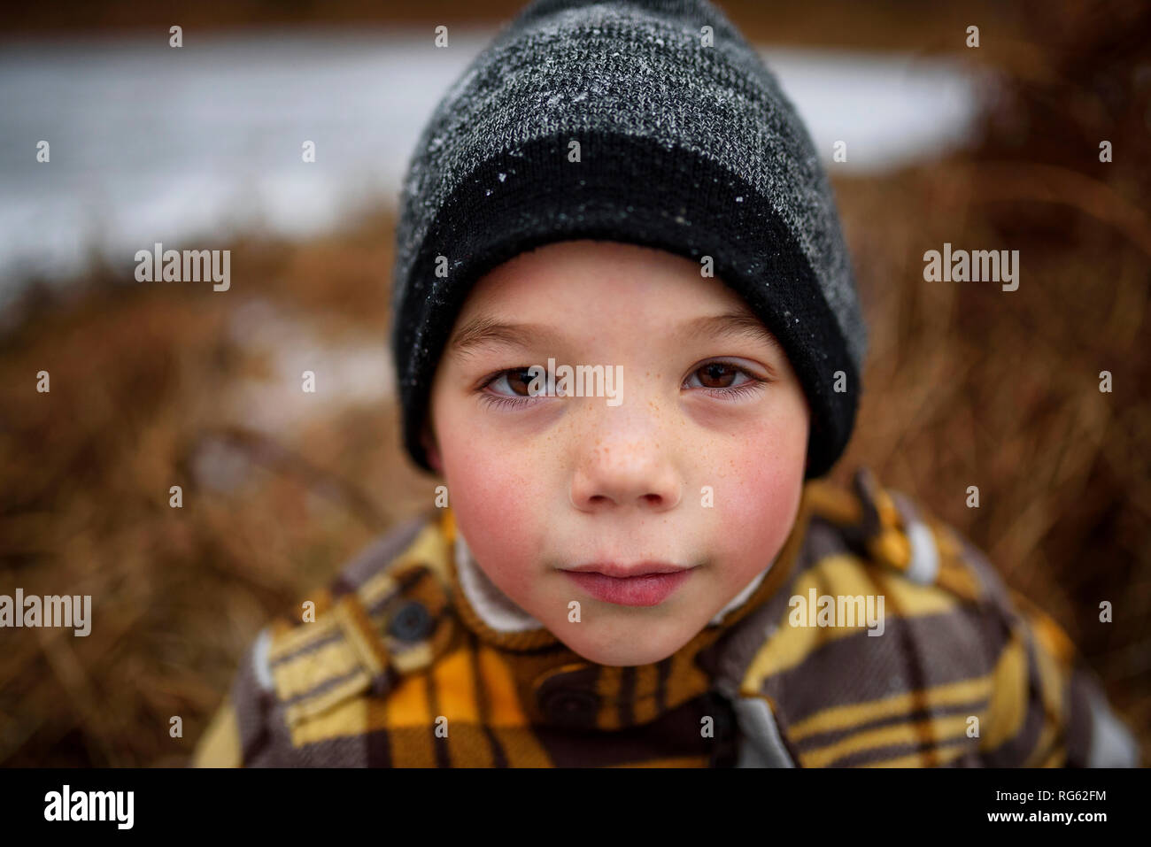 Porträt eines Jungen trägt dann eine Wollmütze Stockfoto