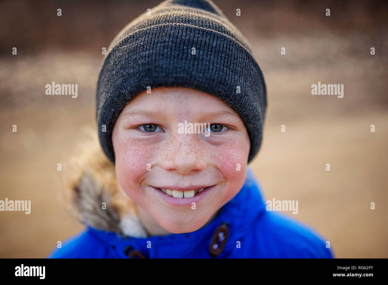 Porträt eines Jungen trägt dann eine Wollmütze Stockfoto