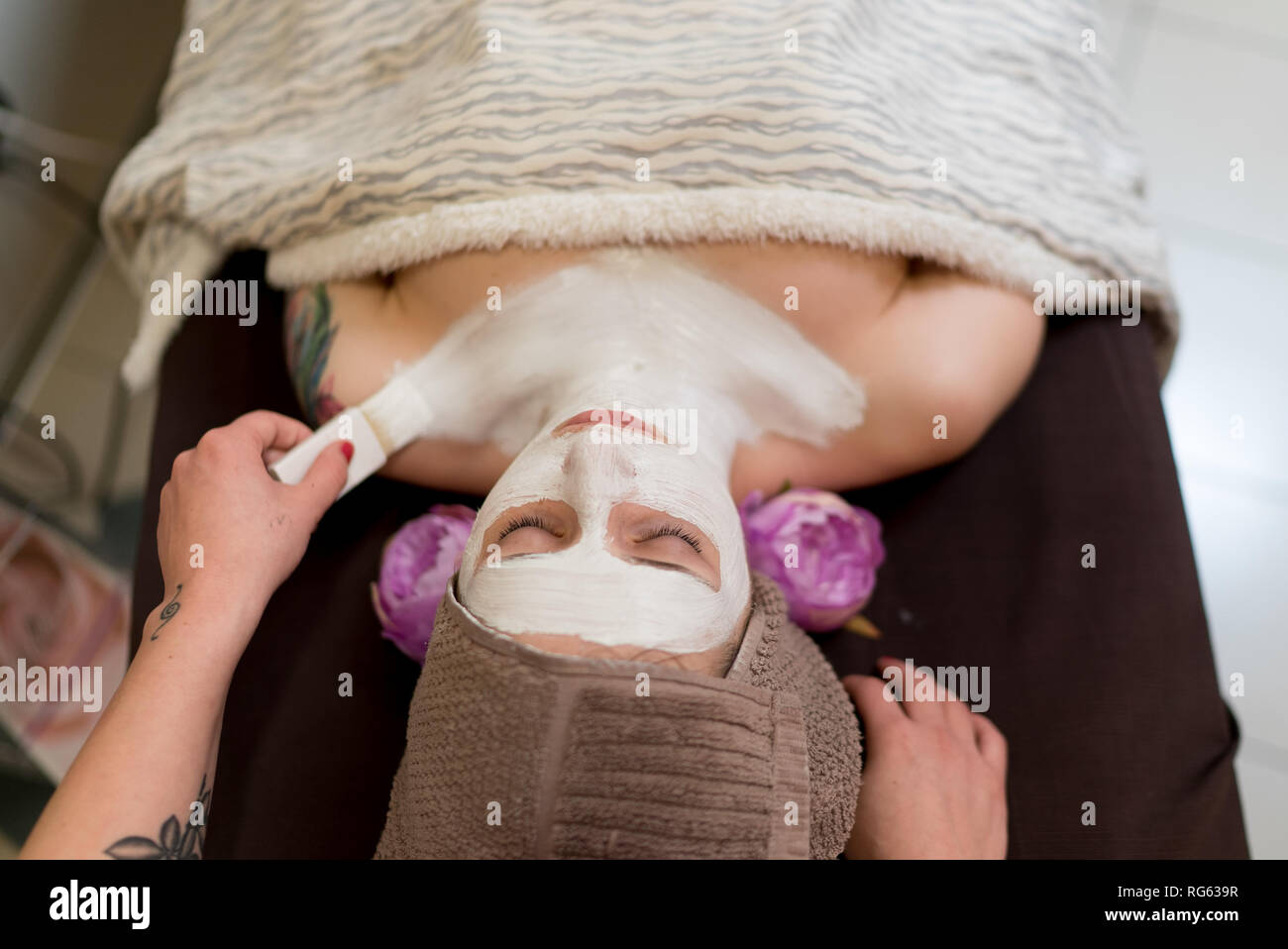 Verona, Italien - 14. März 2016: Anwendung von Beauty Maske auf Gesicht in einem Schönheitssalon. Stockfoto