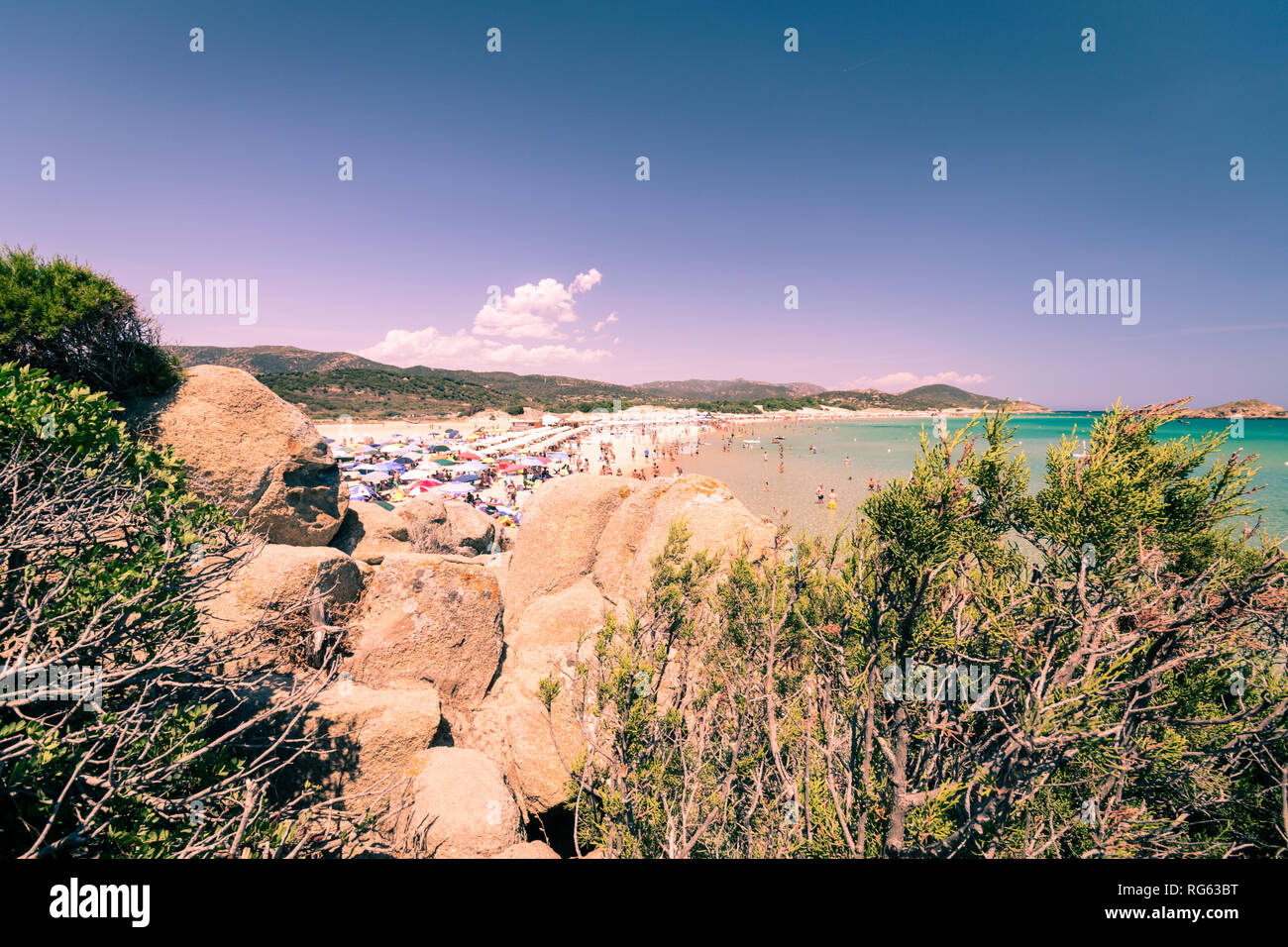 Die wunderschönen Strände und das kristallklare Wasser der Bucht Chia, Sardinien, Italien. Stockfoto