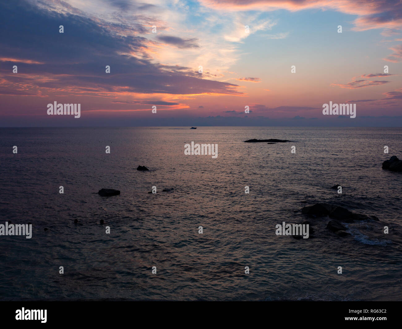 Sonnenuntergang auf dem Meer. Italienische Landschaft. Stockfoto