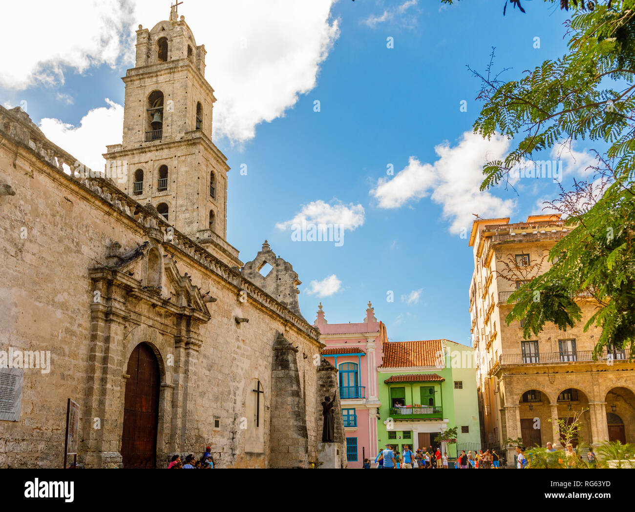 San Francisco Platz mit Glockenturm der Kathedrale und alten Gebäuden, Zentrum der Altstadt von Havanna, Kuba Stockfoto