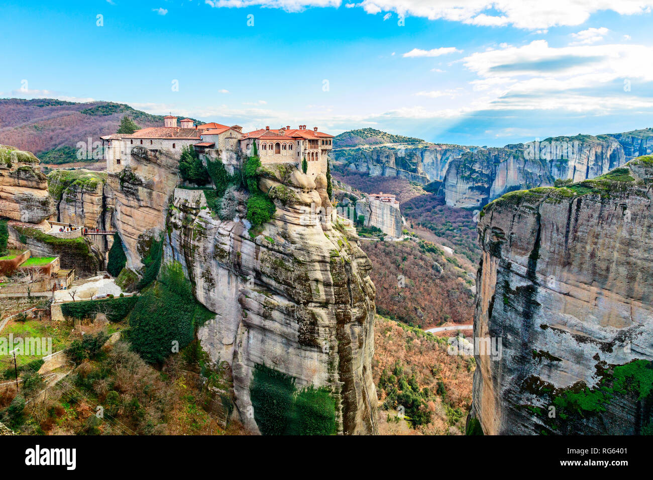 Kloster Varlaam gebaut auf der riesigen steilen Felsen und Kloster Roussanou Frauen unten im Hintergrund Panorama, Kalampáka, Meteore, Trikala, Thessalien, G Stockfoto